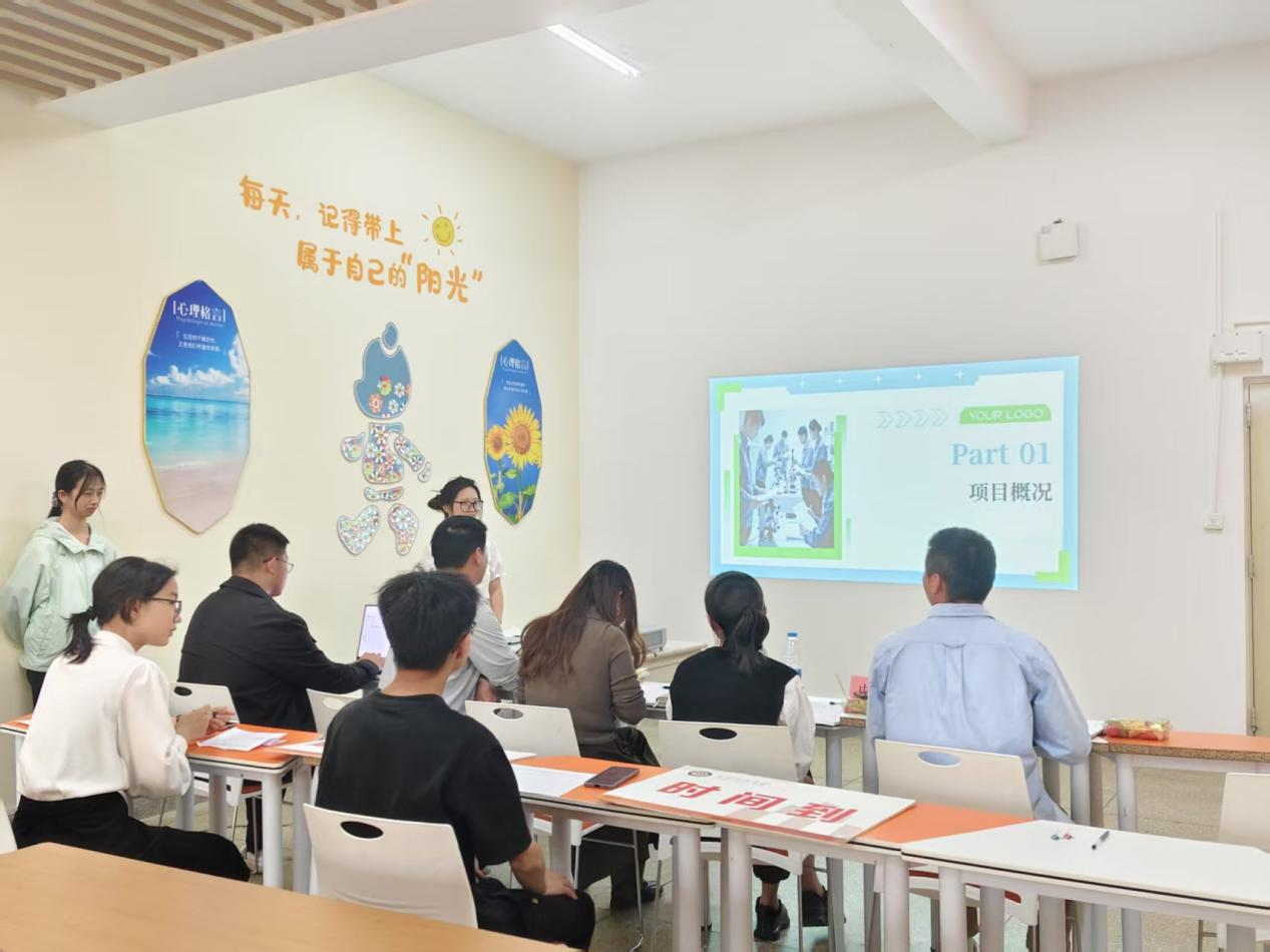 色情论坛
开展“2025年大创项目中期检查和结题评审”现场答辩会